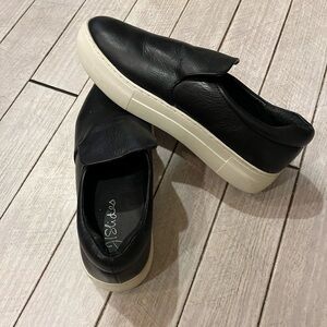 J/Slides black size 8